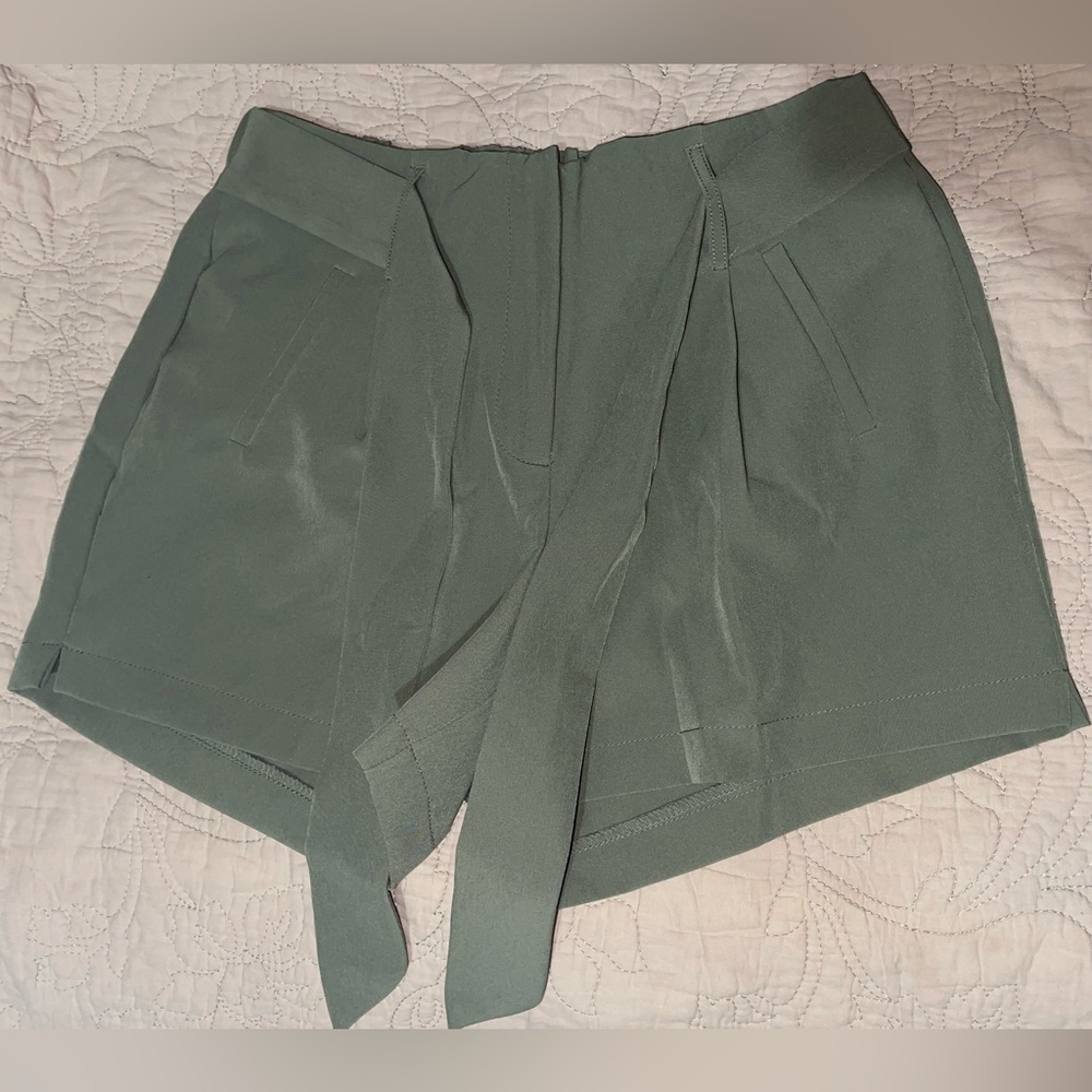 LIKE AN ANGEL mid waist shorts